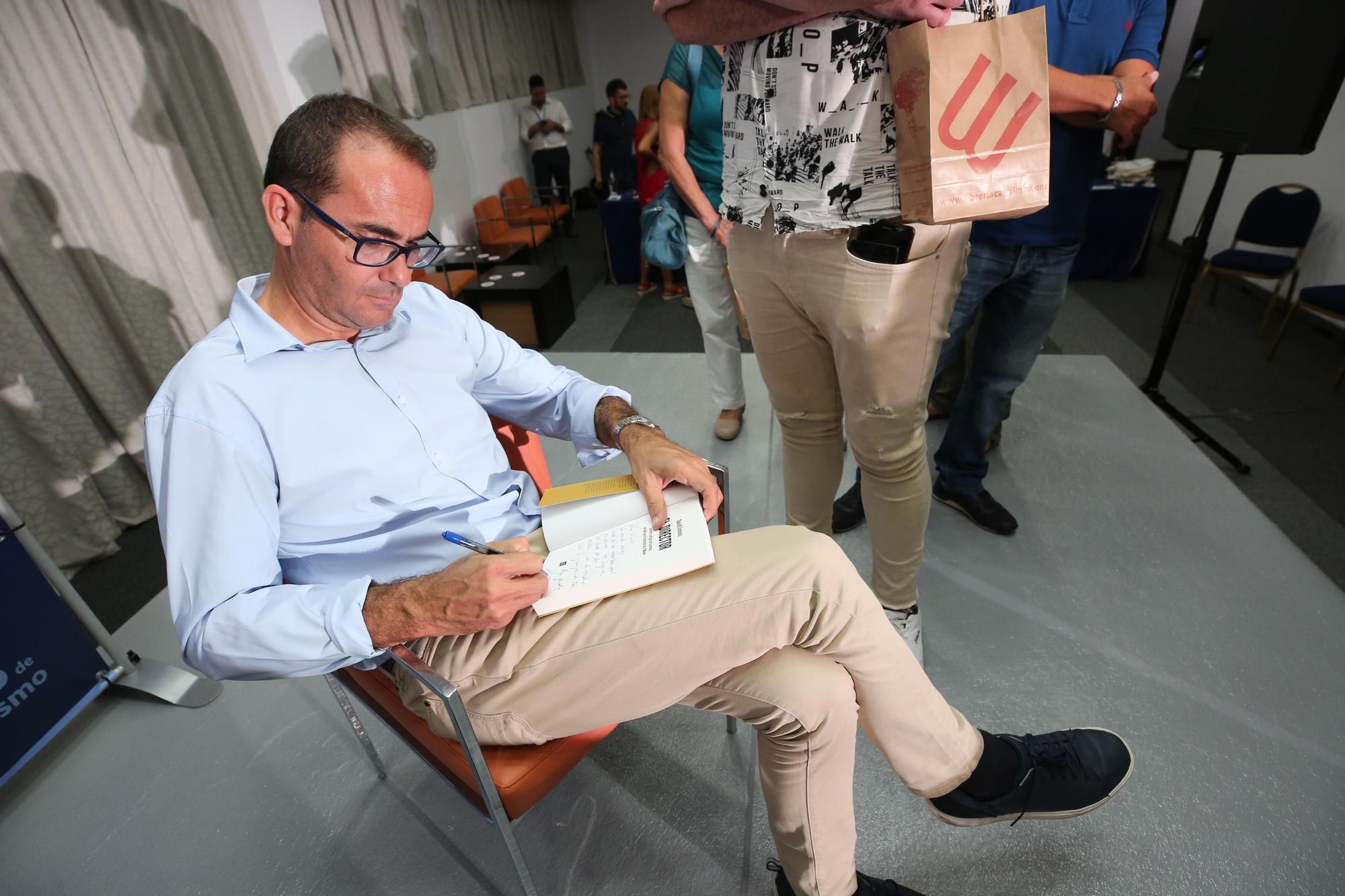 David Jiménez, firmando ejemplares de su libro 'El Director'