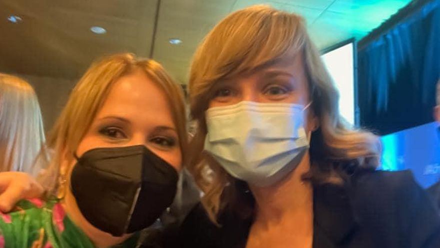 Cristina Martín Jiménez con la ministra de Educación, Pilar Alegría.