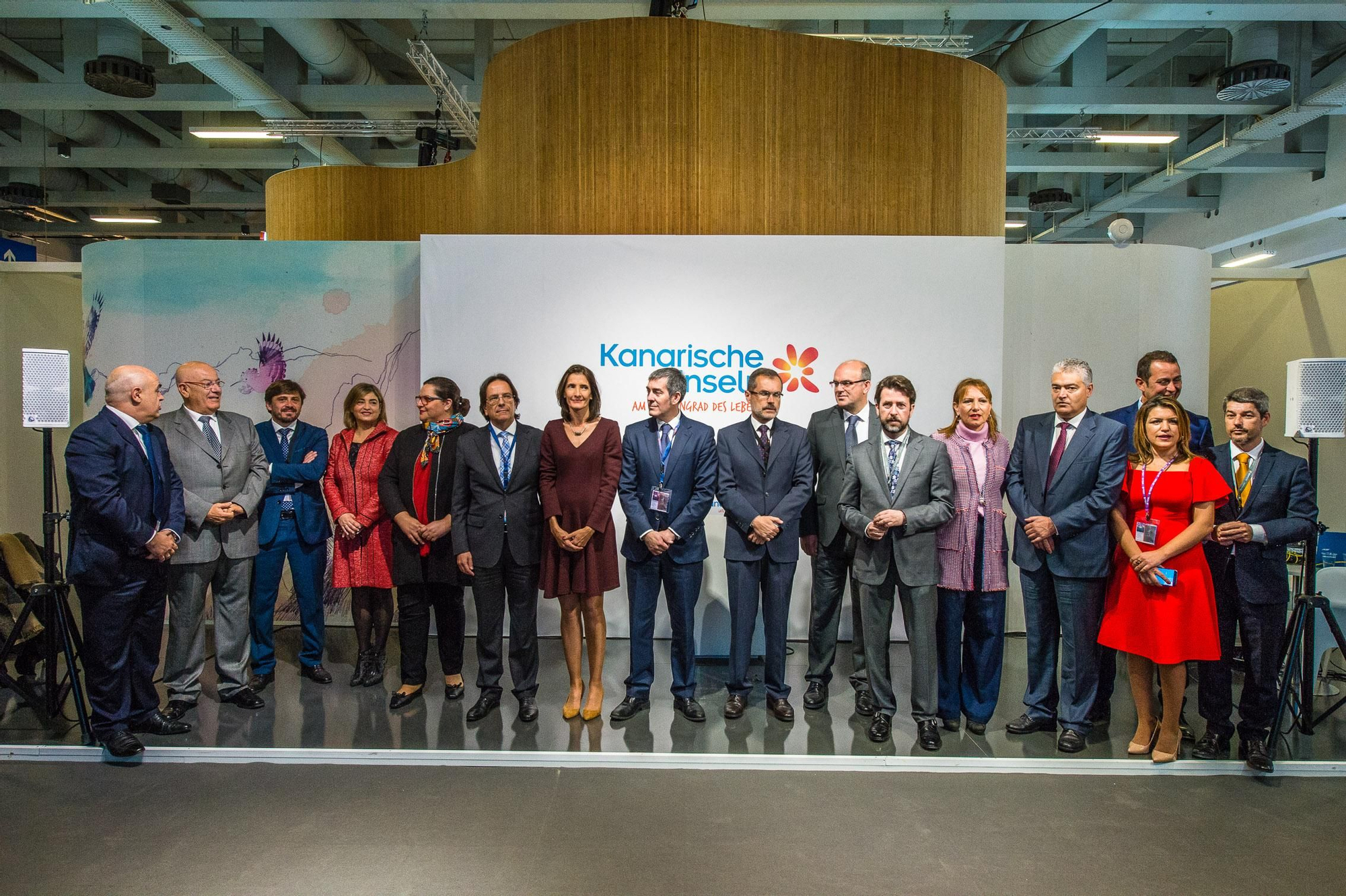 Los representantes de Canarias posan en el 'stand' de las islas en la ITB 2017