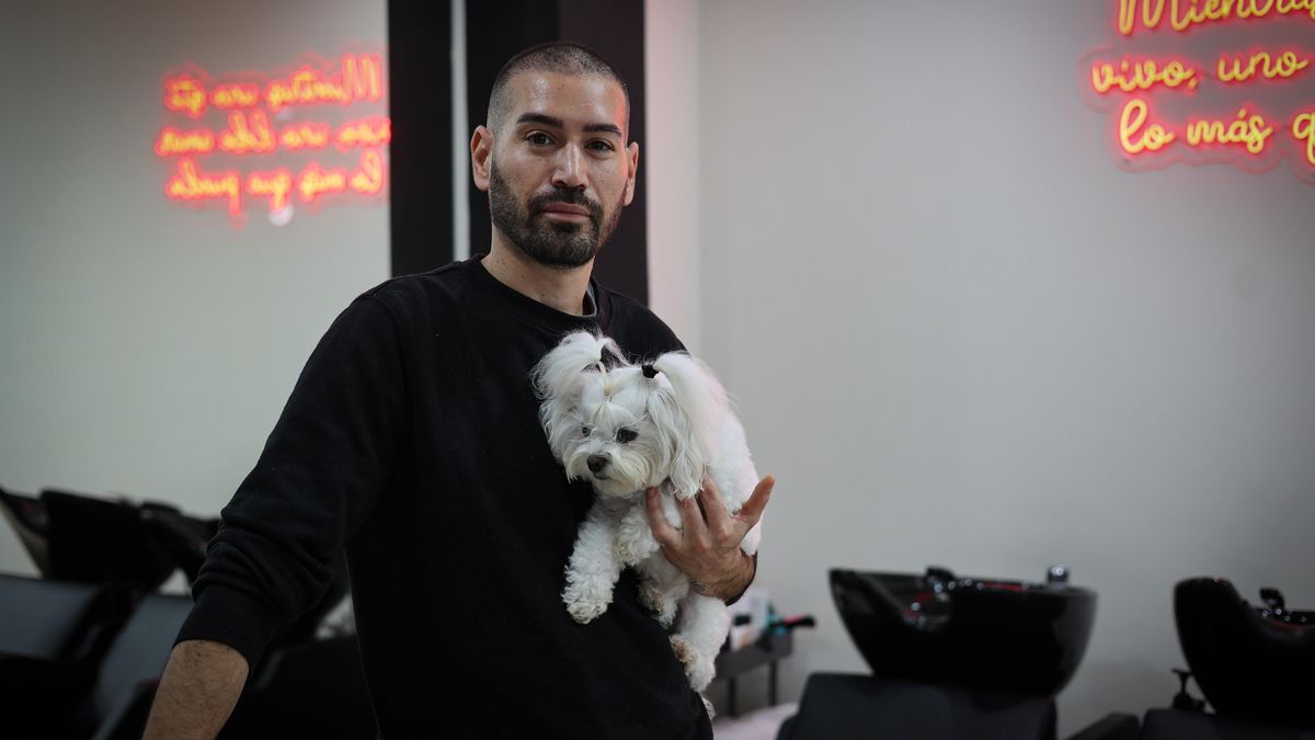 Salva, dueño de un salón de belleza, perdió su coche y material de su negocio.