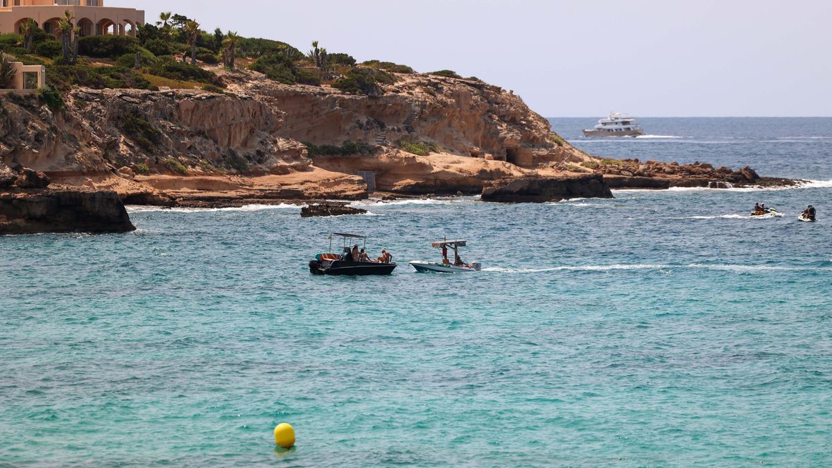 Otra instantánea del vendedor pirata, junto a otra embarcación