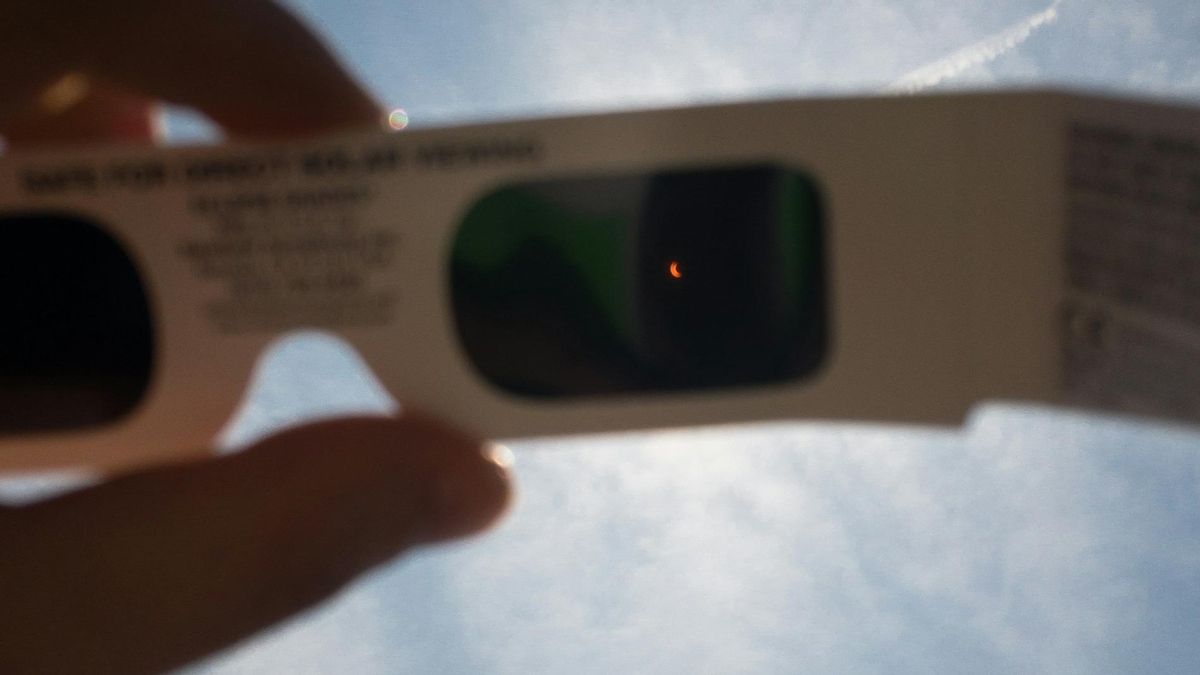 La luna delante del sol, a través de unas gafas de eclipse.