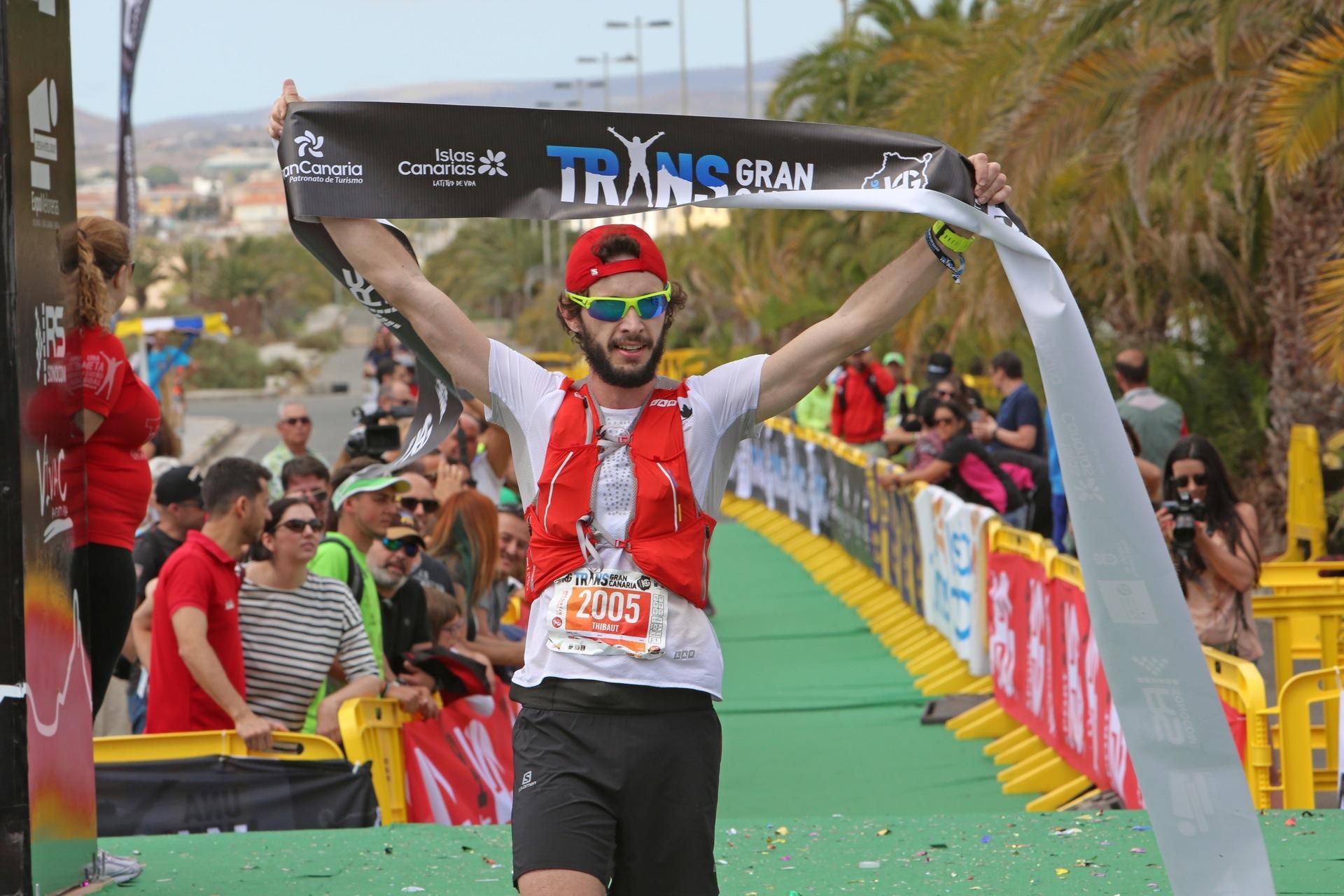 El ganador de la Maratón de la Transgrancanaria 2016, Baroian Thibaut, entrando a meta. (Alejandro Ramos).