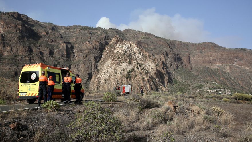 Protección Civil y Bomberos de San Bartolomé de Tirajana observan la evolución del incendio desde Risco Blanco