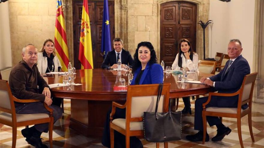 Mazón criticó a la Universitat de València ante empresarios y sindicatos por suspender las clases por la DANA