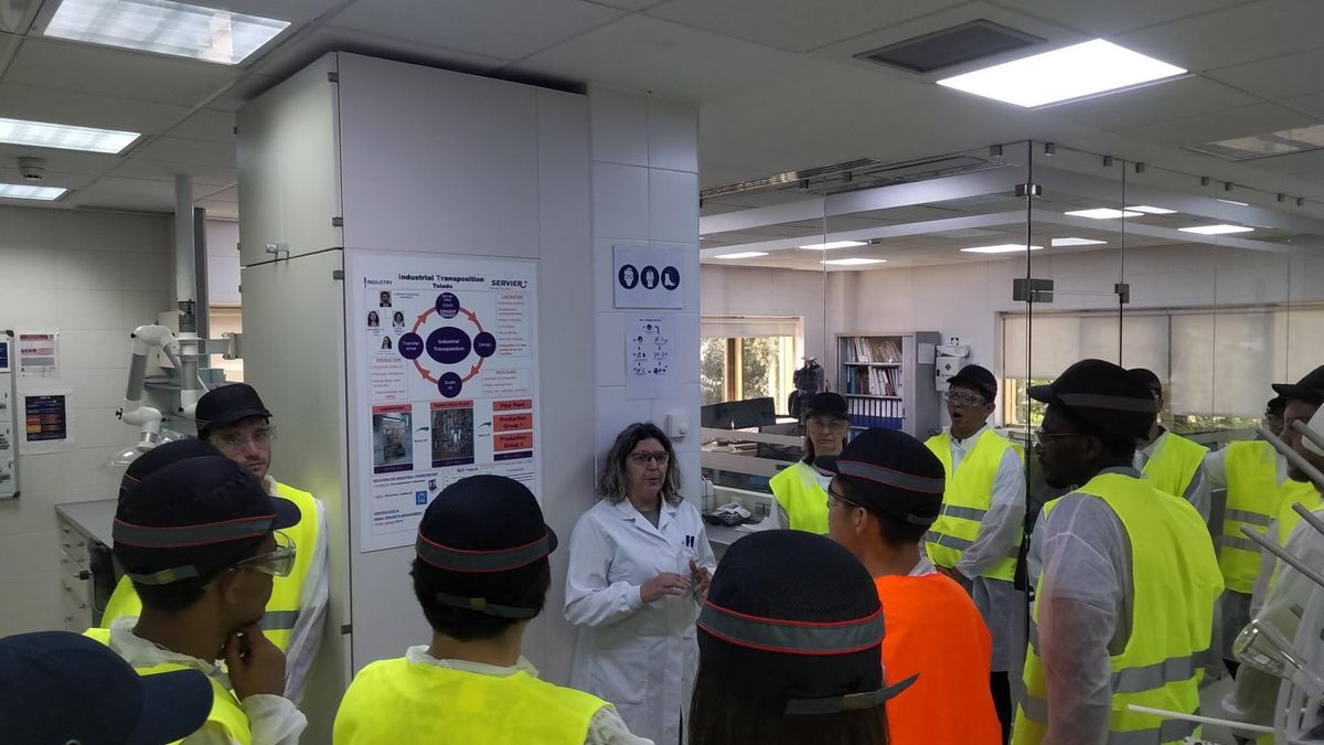 La cuarta promoción del máster Sustainable Biomass and Bioproducts Engineering, vinculado a Erasmus Mundus, visitan una empresa farmacéutica en Toledo, durante su estancia en la Summer School organizada por la UCLM