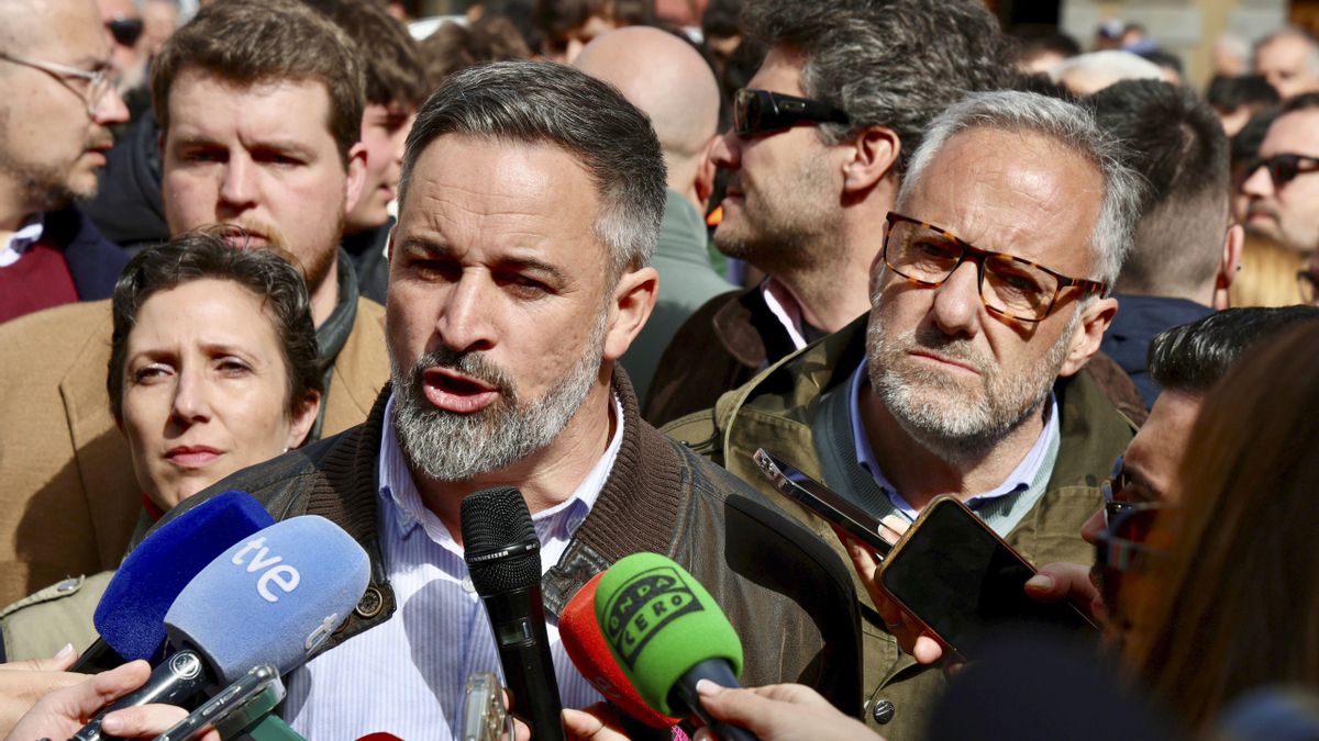 Abascal pide a Feijóo que presente una moción de censura tras el "no a la guerra" del Gobierno: "Sánchez miente y celebra cada bomba"
