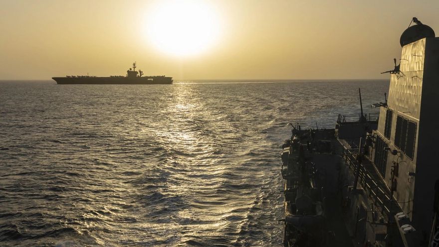 Fotografía tomada de la cuenta oficial en X del Comando Central de Estados Unidos @CENTCOM donde se muestra el buque USS Abraham Lincoln (CVN 72) transitando por el mar Arábigo. EFE/ @CENTCOM