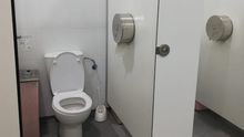 Baño donde apareción una cámara que estaba oculta en el dispensador de papel.