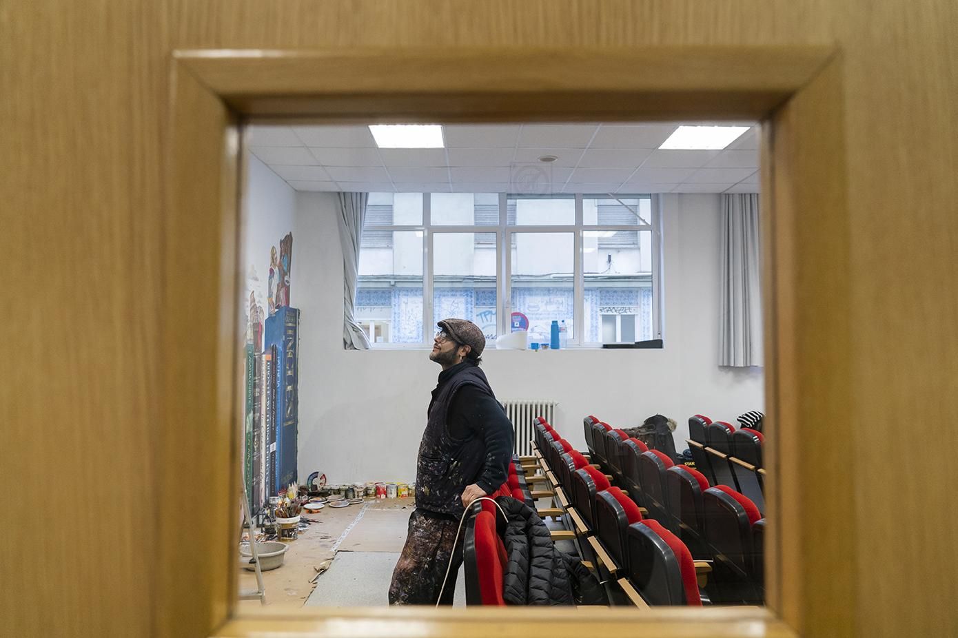 Santos de Veracruz contempla su trabajo en un momento de descanso.