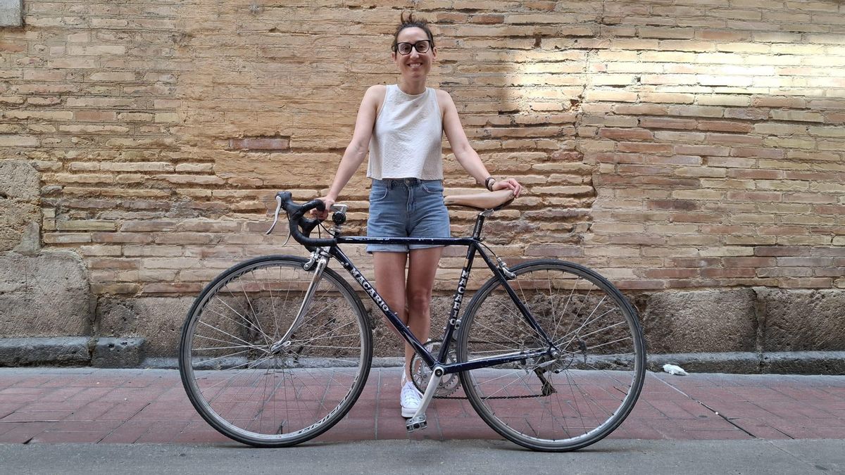 Laura Vergara, gerente de ConBici, junto a la Ciclería de Zaragoza.