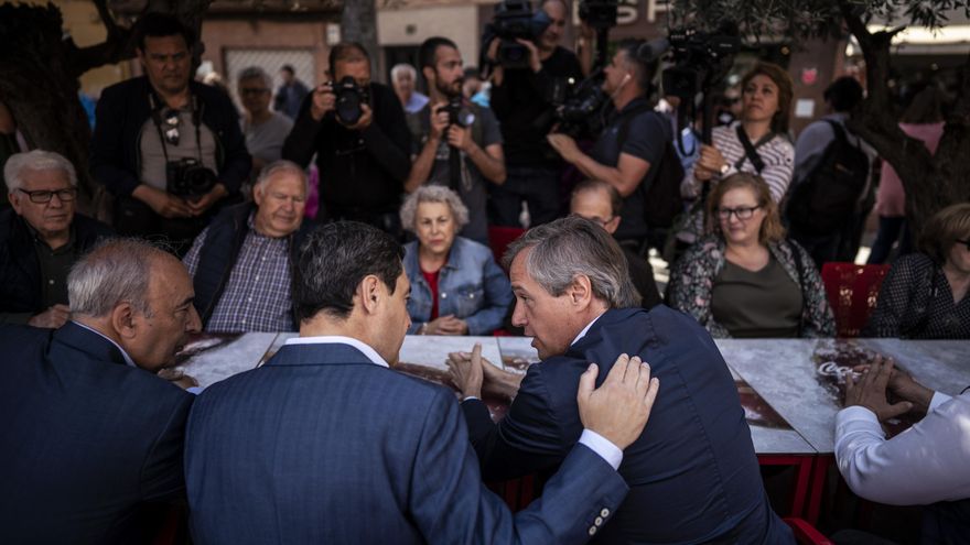 El presidente de la Junta de Andalucía, Juan Manuel Moreno, junto al candidato del PP en Alcorcón, Antonio González Terol, en el municipio madrileño este viernes.
