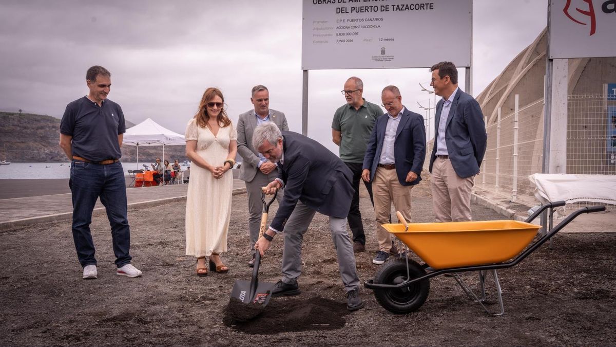 Acto de colocación de la primera piedra de las obras de ampliación del contradique del puerto de Tazacorte.