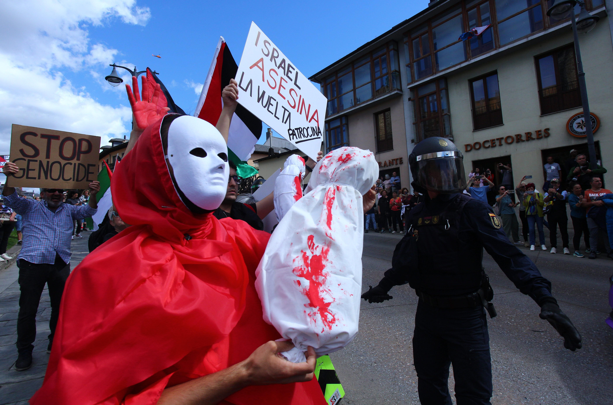 Las imágenes de la protesta contra el genocidio en Gaza ante la Vuelta a su paso por El Bierzo
