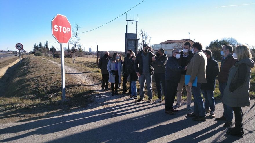 Suárez-Quiñones, miembros de su candidatura del PP y del partido hoy en Valverde de La Virgen en campaña.
