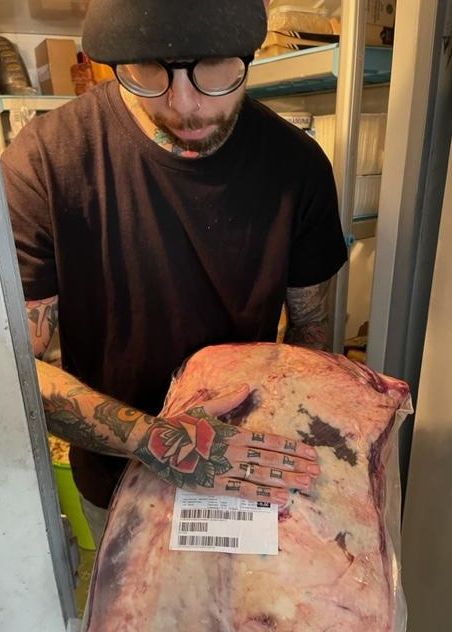 Tanis mostrando una de sus carnes