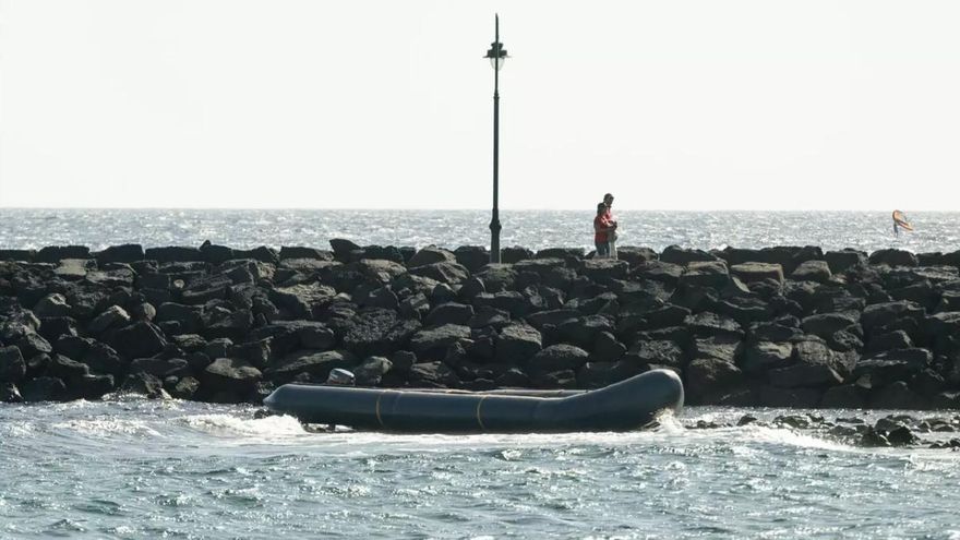 Desaparecidos tres migrantes en Lanzarote tras lanzarse al mar desde la neumática en la que viajaban