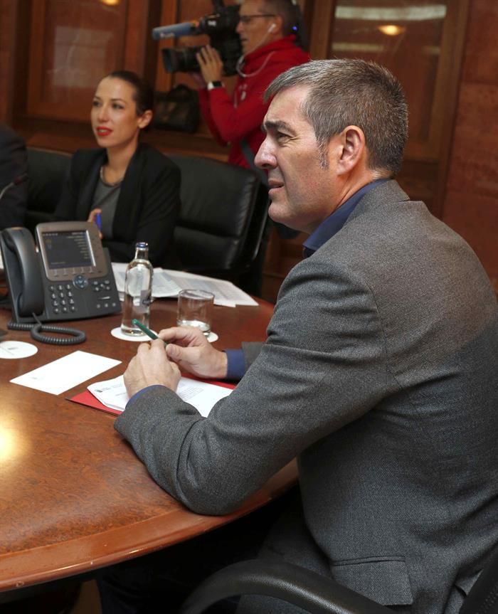 El presidente del Gobierno de Canarias, Fernando Clavijo, y la socialista Patricia Hernández.