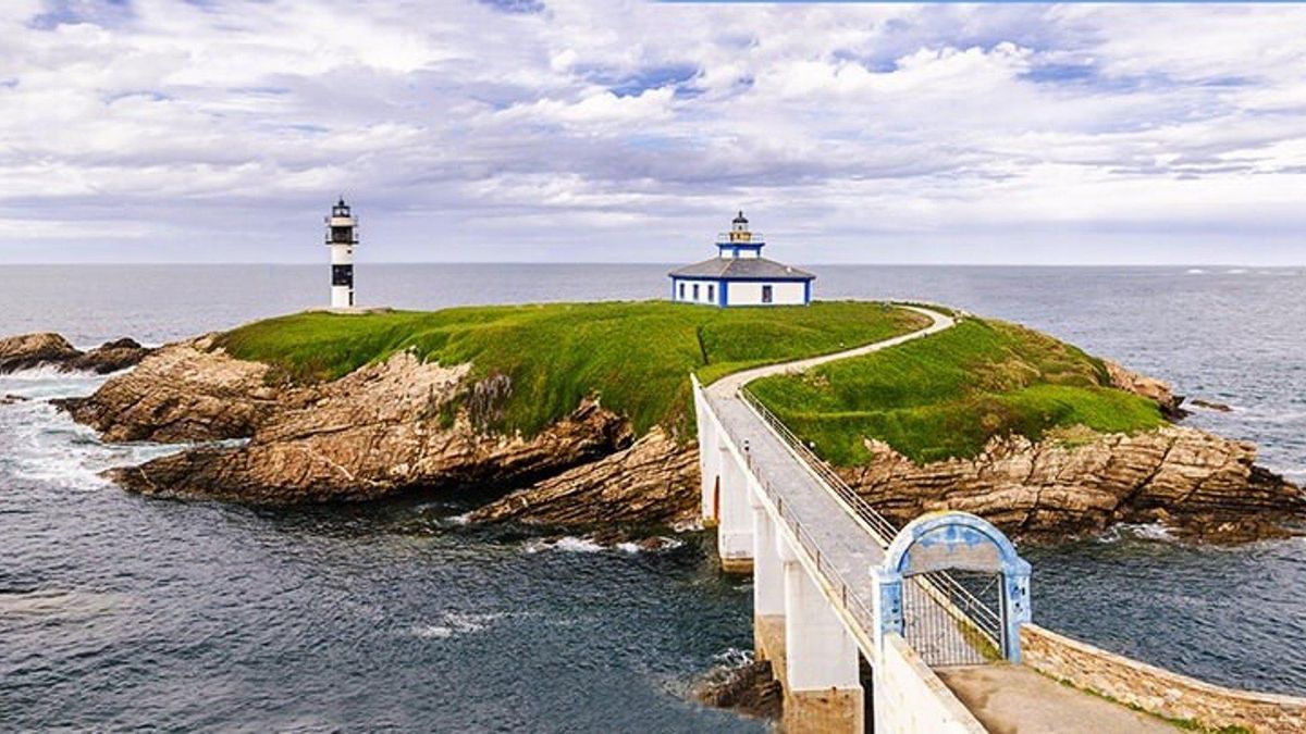Imagen de Illa Pancha, con el faro dedicado a la expotación vacacional