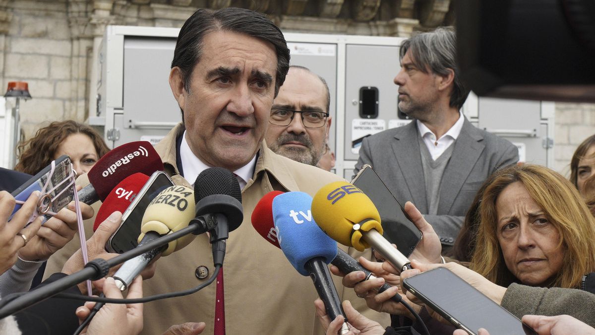 El consejero de Medio Ambiente, Juan Carlos Suárez-Quiñones, hoy ante el Ayuntamiento de Ponferrada.