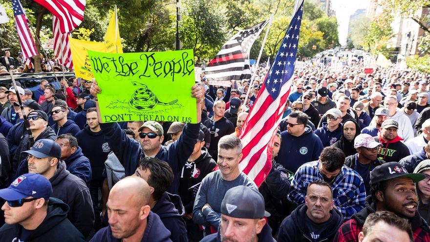 Bomberos de Nueva York se reúnen fuera de Gracie Mansion, donde reside el alcalde de la ciudad, para protestar, este 28 de octubre de 2021, contra la orden que les exige inocularse contra el coronavirus. EFE/Justin Lane