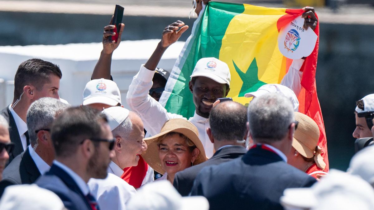El papa León XIV durante el encuentro en el muelle de Arguineguín, en la isla de Gran Canaria, este jueves, en el sexto día de su viaje a España.