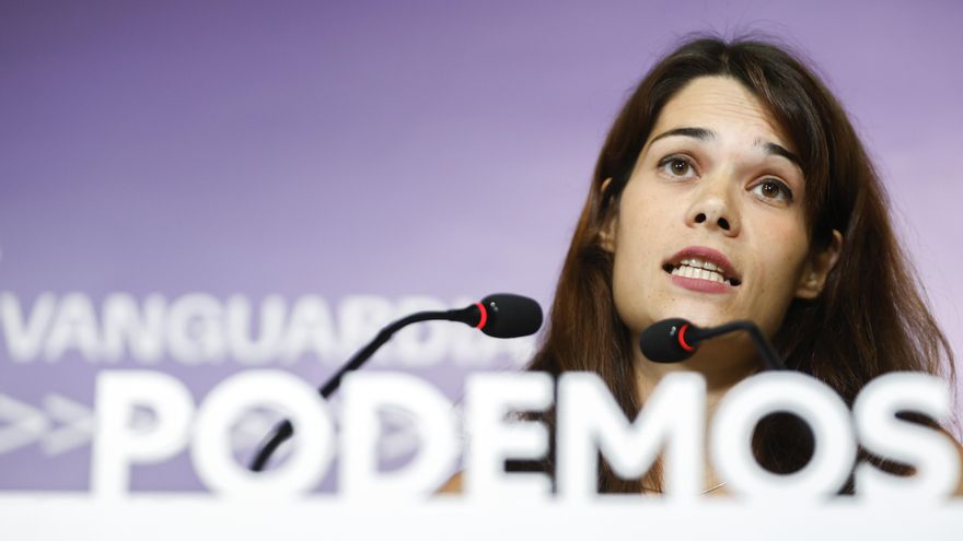 La portavoz de Podemos, Isa Serra, durante la rueda de prensa ofrecida junto a María Teresa Pérez, secretaria de Acción Institucional del partido, este miércoles en Madrid. EFE/Mariscal