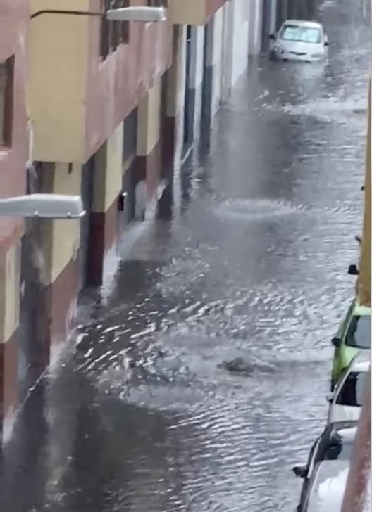 Imagen de la calle Maldonado, en Santa Cruz de La Palma, inundada por las lluvias, este miércoles.