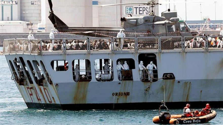 El 'Orione', último barco de la flotilla del 'Aquarius', entra en Valencia