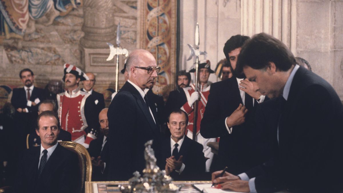 Firma del tratado de adhesión de España a la CEE.