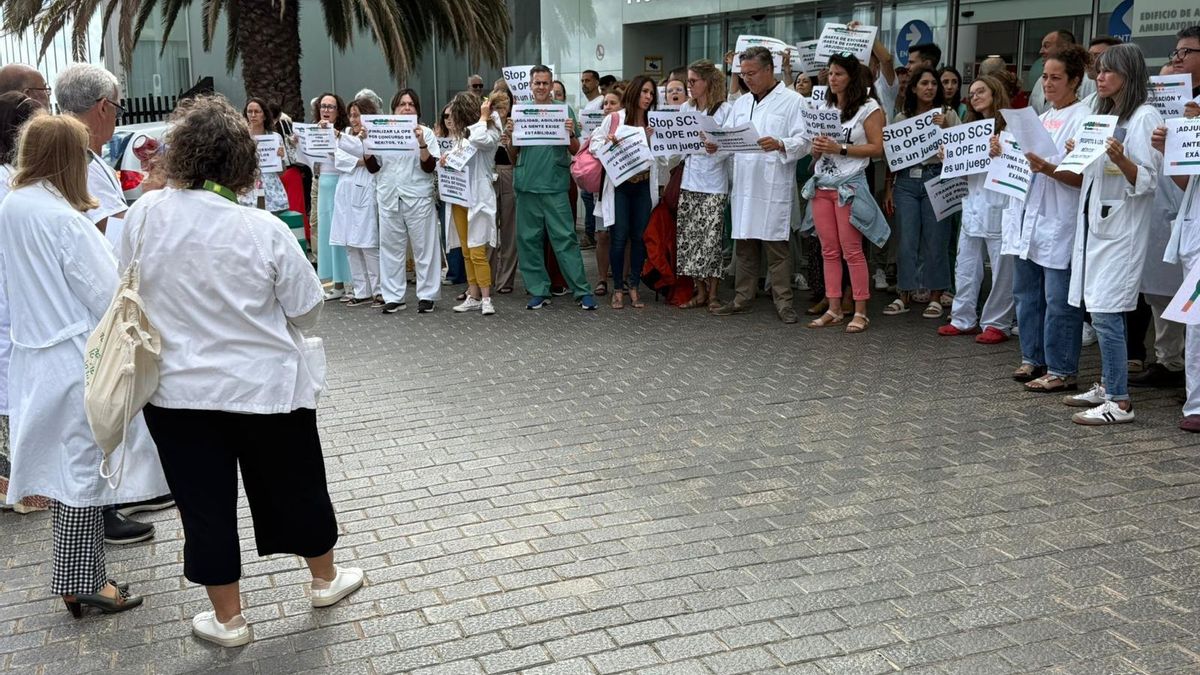 Concentración de personal médico a las puertas del Hospital Universitario de Canarias. (CESM Canarias)