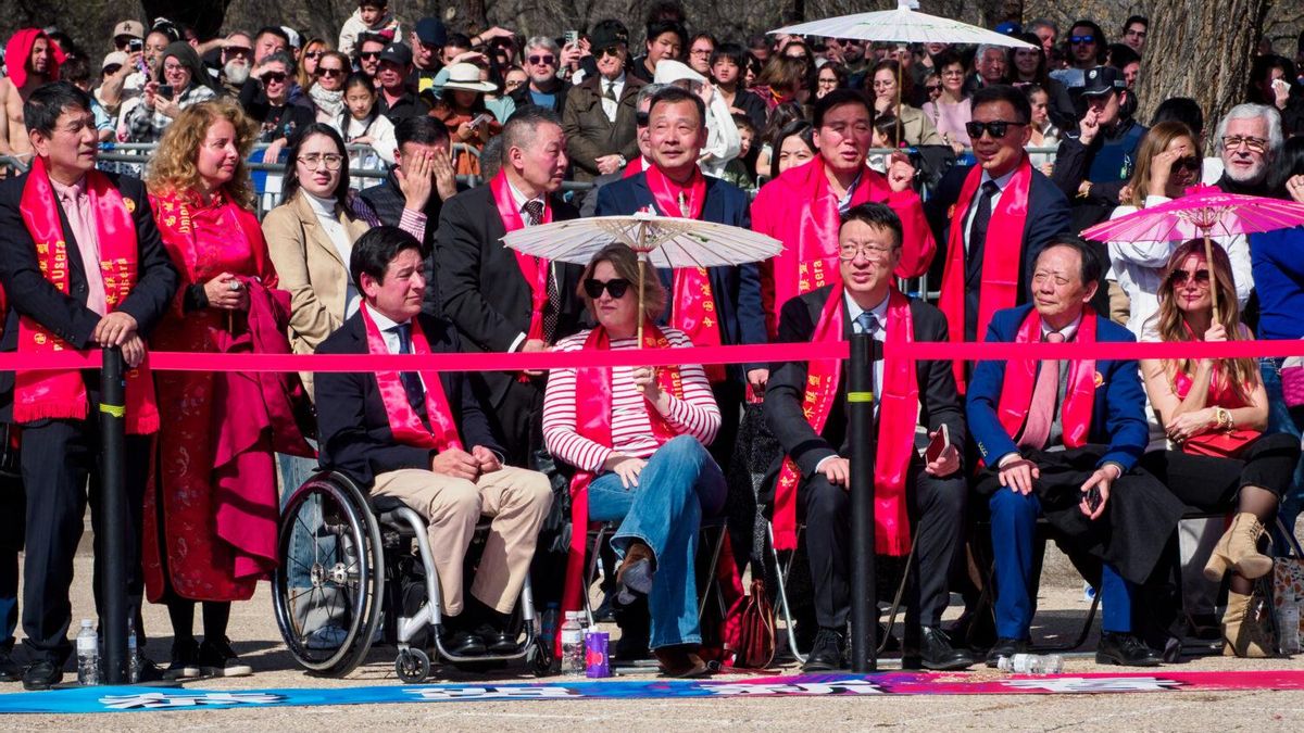 La delegada de Cultura, Turismo y Deporte, Marta Rivera de la Cruz, y la concejala de Usera, Sonia Cea, durante el desfile del Año Nuevo chino de este domingo