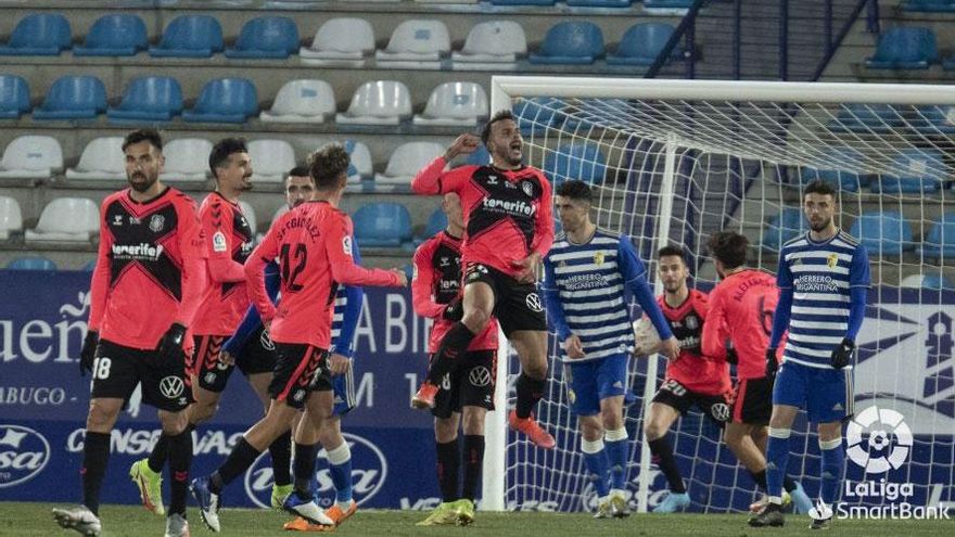 El Tenerife reacciona de penalti y da un golpe de mano en Ponferrada