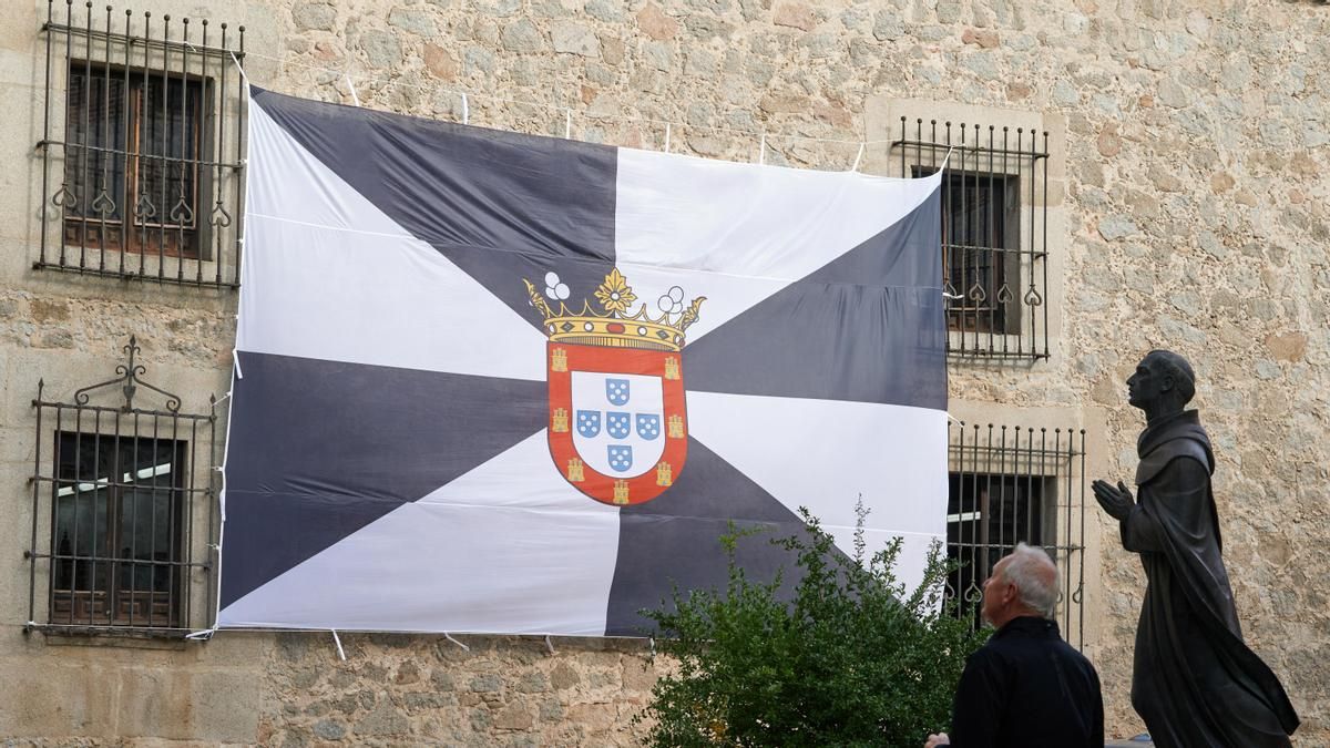 La Diputación de Ávila coloca una bandera de Ceuta de 24 metros cuadrados como "gesto simbólico"