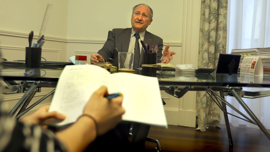 El director de la Agencia Valenciana Antifraude, Joan Llinares, en su despacho / Jesús Císcar.