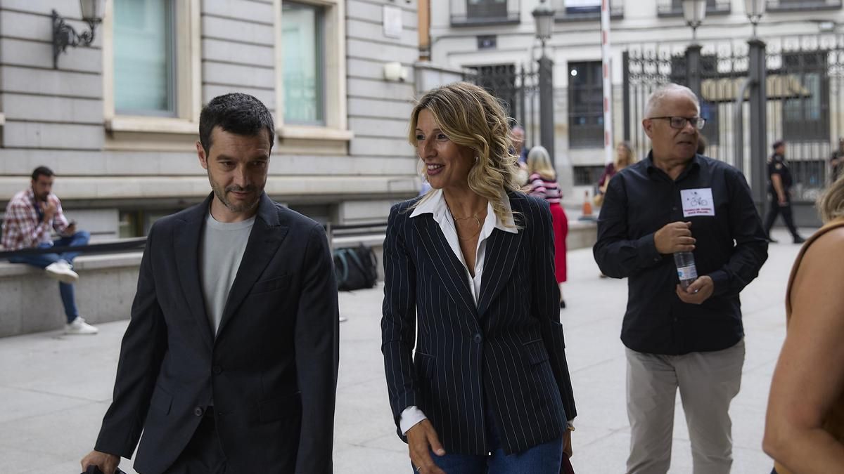 La vicepresidenta segunda y ministra de Trabajo y Economía Social, Yolanda Díaz, y el ministro de Consumo y Agenda 2030, Pablo Bustinduy, a su llegada a un pleno en el Congreso de los Diputados.
