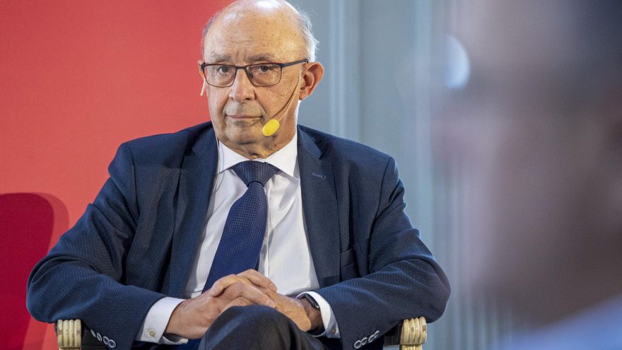 Imagen de archivo (30/5/2023) del exministro de Hacienda Cristóbal Montoro en un debate sobre los retos de la recuperación económica mundial en un contexto de incertidumbre en Logroño. EFE/Raquel Manzanares