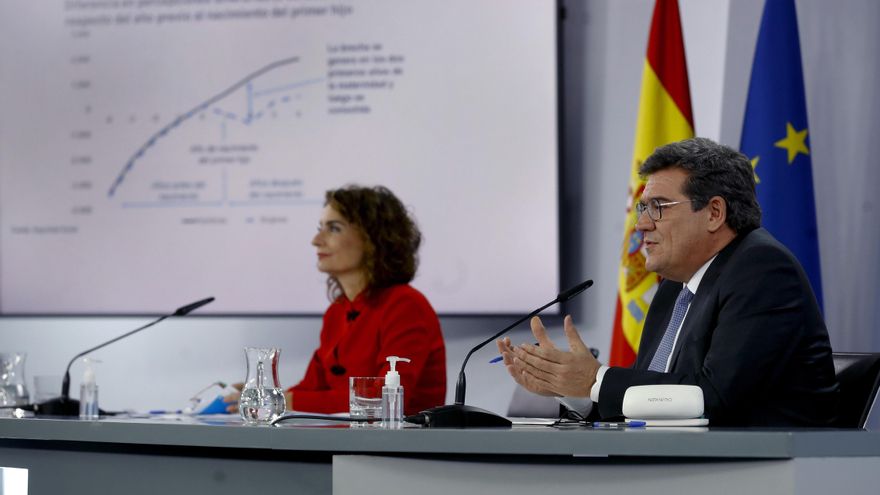 El ministro de Inclusión, Seguridad Social y Migraciones, José Luis Escrivá junto a la ministra de Hacienda y portavoz del Gobierno, María Jesús Montero, en rueda de prensa tras reunión del consejo de Gobierno, hoy en el Palacio de la Moncloa. EFE/ Ballesteros