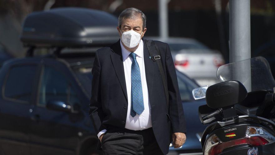Francisco Álvarez-Cascos, en una foto de archivo, se dirige a la Audiencia Nacional para declarar en el juicio de la caja B.