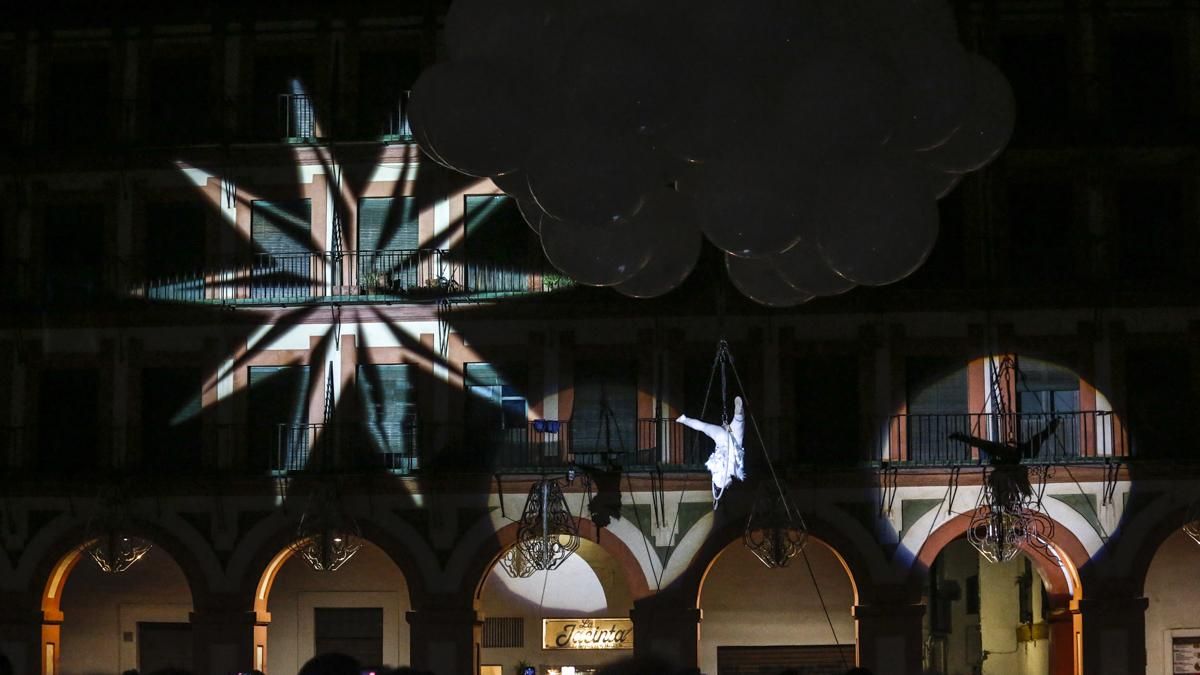Espectáculo aéreo en la plaza de la Corredera