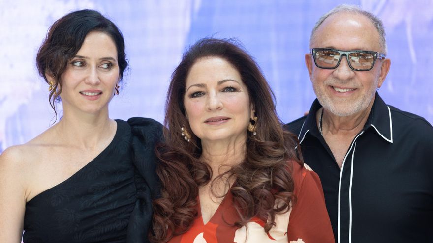 Archivo - La presidenta de la Comunidad de Madrid, Isabel Díaz Ayuso; la cantante Gloria Estefan y su marido Emilio Estefan, durante la presentación de la programación de Hispanidad 2025