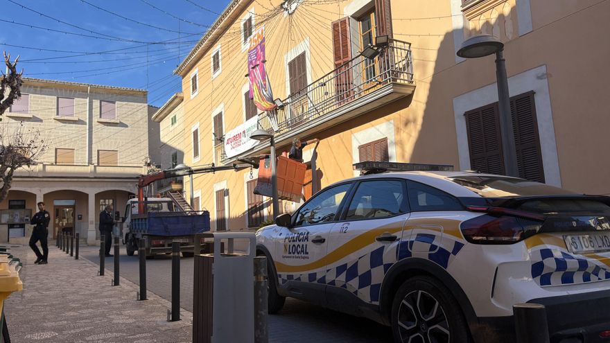 Los operarios desmontan las cámaras del 'Gran Hermano' que montó un alcalde en Mallorca