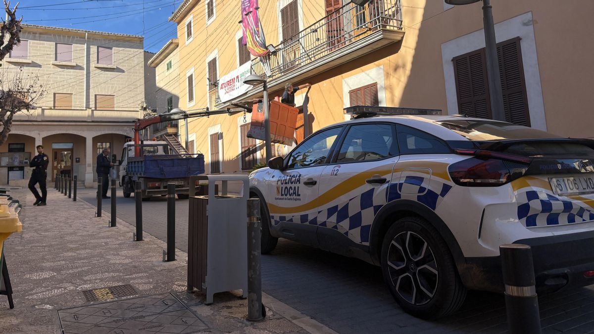 Los operarios desmontan las cámaras del 'Gran Hermano' que montó un alcalde en Mallorca