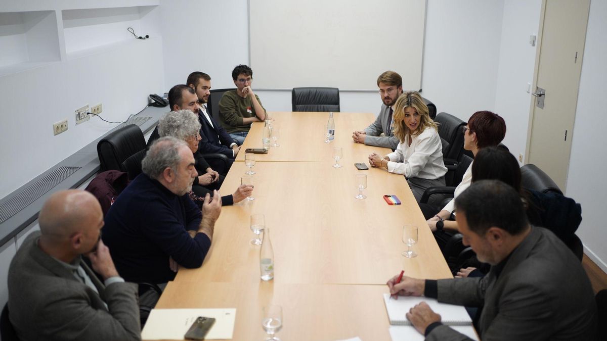 Yolanda Díaz, Águeda Micó y Alberto Ibáñez con los representantes de la Comissió Ciutat-Port.