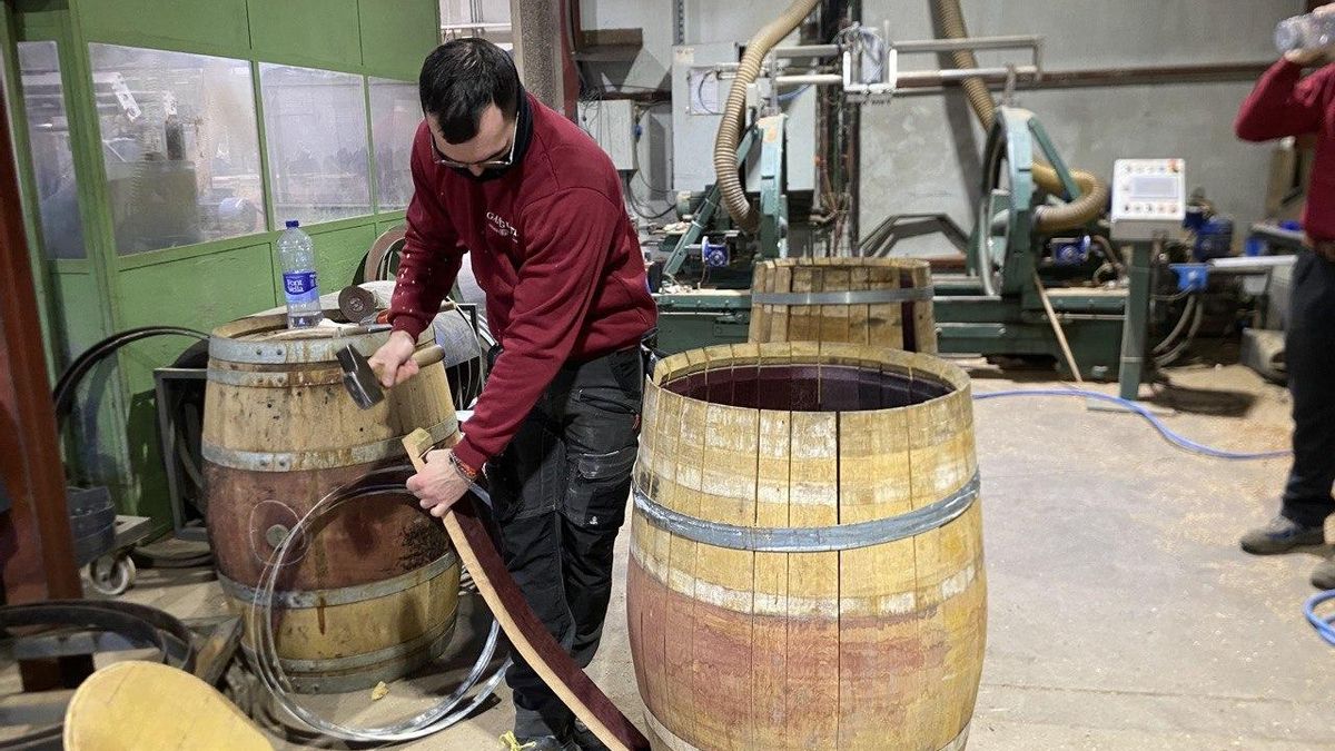 Un estudiante aprende la reparación de barricas