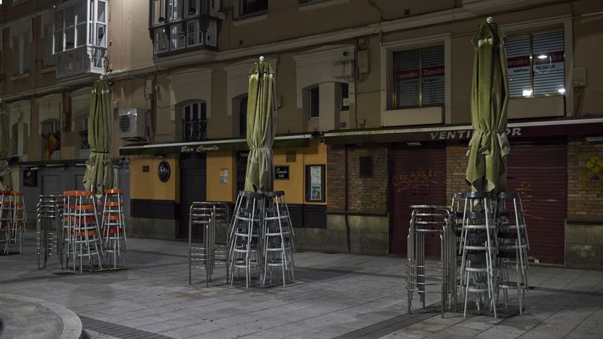 Terrazas vías en la Plaza Cañadio minutos antes de la segunda noche de toque de queda, en Santander,