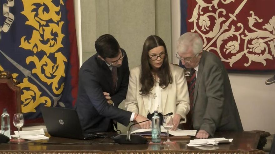 El pleno de la moción de Cartagena se convierte en un sainete por discrepancias en la Mesa de Edad: "Tú eres muy jovencillo"