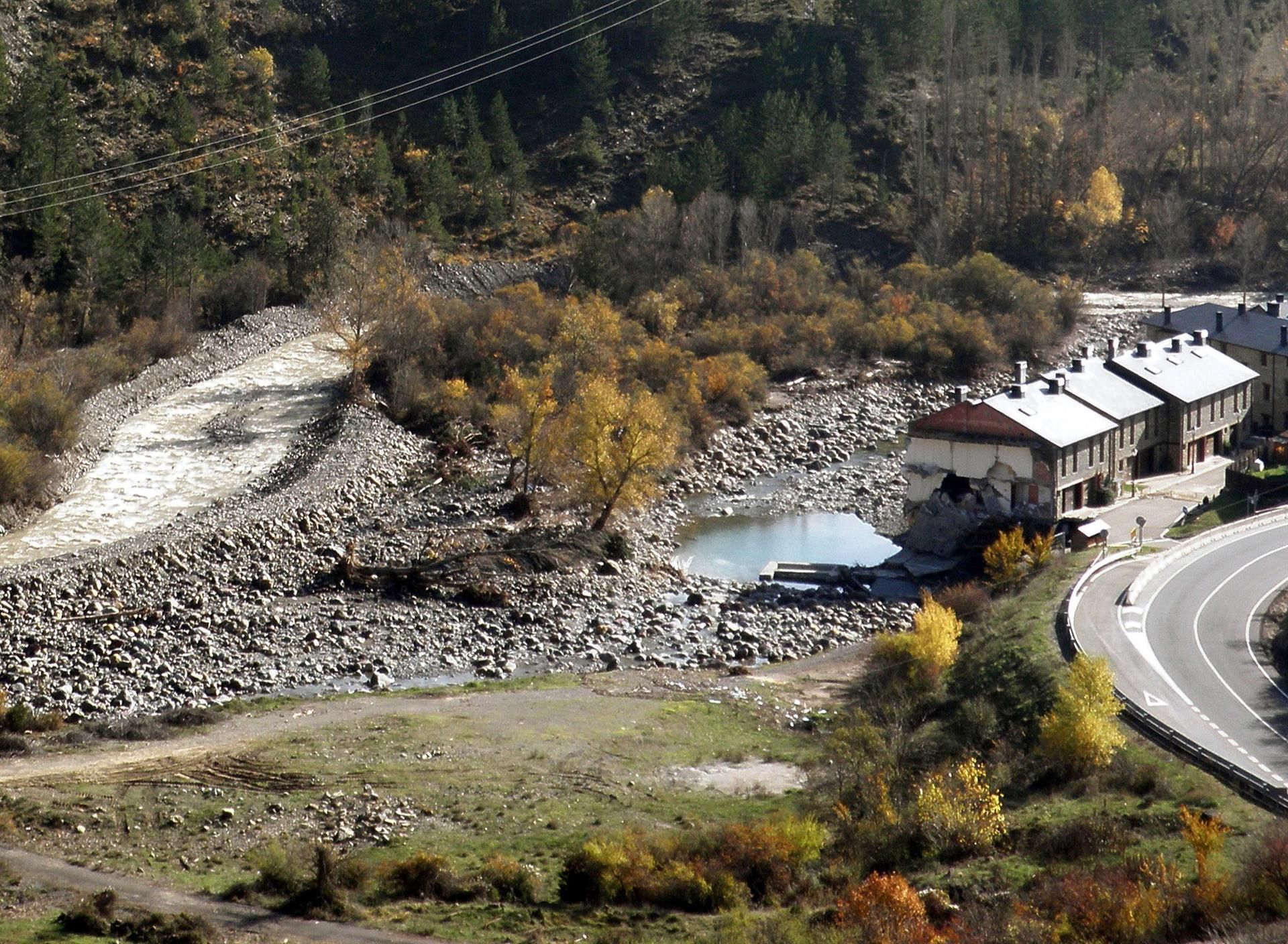 Vista del cauce del río Aragón a su paso por la localidad oscense de Castiello de Jaca, junto a la urbanización en la que fueron arrastradas dos viviendas por una riada. 20 de octubre de 2012. EFE/Lourdes Sarsa