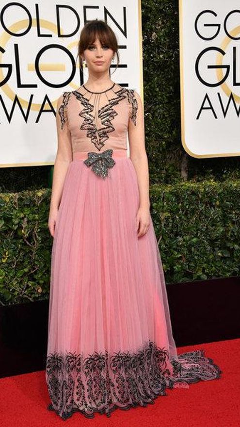 Felicity Jones optó por colores claros