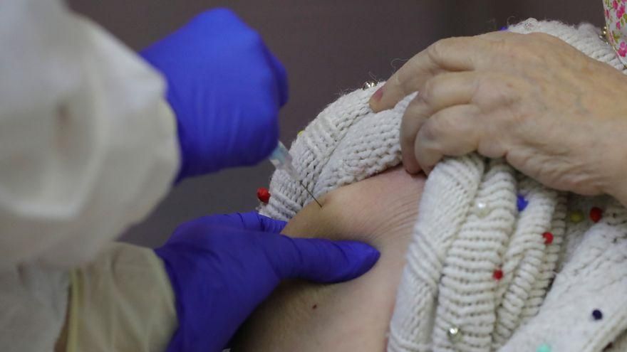 Madrid ralentiza la vacunación a mayores de 80 años por "falta de dosis"